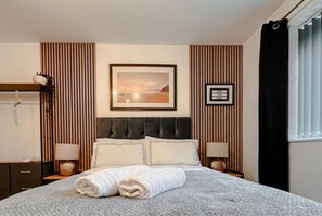 Desk, iron/ironing board, WiFi - Boutique apartment near Old Trafford · terrace · sleeps 6 (Greater Manchester)