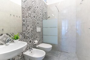 Chambre Quadruple, balcon | Salle de bain
