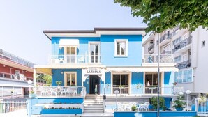 A two-story hotel with a blue facade, a balcony on the second floor, and a sign reading 'HOTEL LARIANA.' - Hotel Lariana (Rimini)