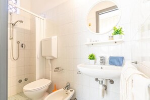 Dusche, Haartrockner, Handtücher, Seife
