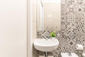 Quadruple Room, Balcony | Bathroom | Shower, hair dryer, towels, soap - Hotel Lariana (Rimini)