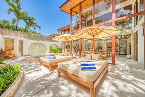 A modern resort with outdoor seating, a pool, and a dining area. - Villa Nord, New 7 Bdr, Jacuzzi, Sauna, Ice bath (Kabupaten Badung)