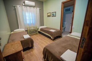 Tabla de planchar con plancha, wifi y ropa de cama
