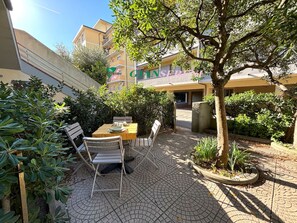 Outdoor dining - CENTRAL APARTMENT WITH PRIVATE GARDEN Scirocco-Rif.Scirocco (San Vincenzo)