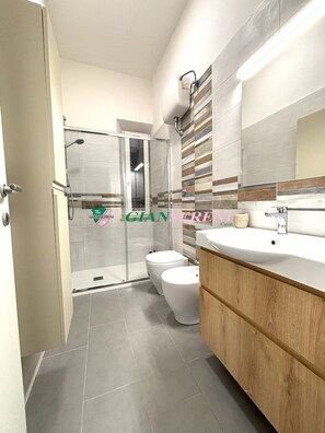 Bathroom - CENTRAL APARTMENT WITH PRIVATE GARDEN Scirocco-Rif.Scirocco (San Vincenzo)