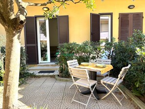 Outdoor dining - CENTRAL APARTMENT WITH PRIVATE GARDEN Scirocco-Rif.Scirocco (San Vincenzo)