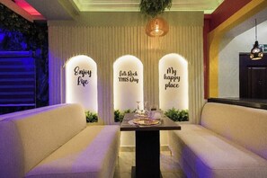 Habitación económica, balcón, vista a la ciudad | Restaurantes