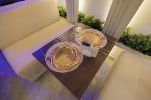 Habitación económica, balcón, vista a la ciudad | Restaurantes