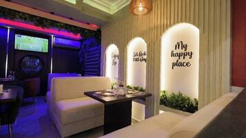 Economy Room, Balcony, City View | Dining