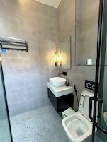 Quarto econômico, sacada, vista para a cidade | Banheiro | Produtos de toalete grátis, secador de cabelo, toalhas de banho