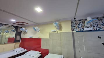 Asrama Umum Standar, Bebas Asap Rokok, Hewan Peliharaan Dilarang | Kamar mandi | Shower, sabun, dan tisu toilet