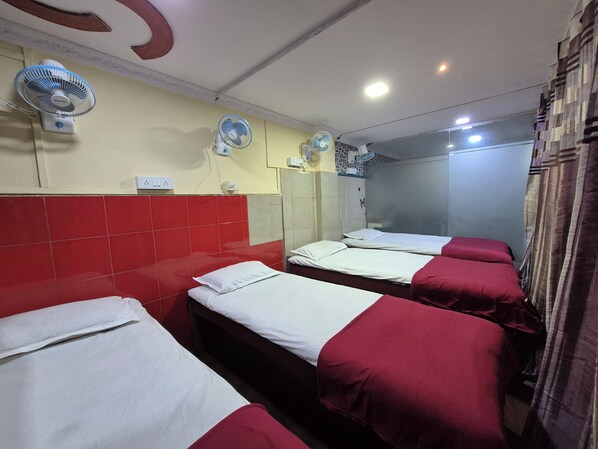 Dortoir partagé Standard, non-fumeur, animaux de compagnie interdits | Espace de travail pour ordinateurs portables, accès au Wi-Fi (inclus)