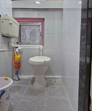 Dortoir partagé Standard, non-fumeur, salle de bains commune | Salle de bain | Douche, savon, papier de toilette