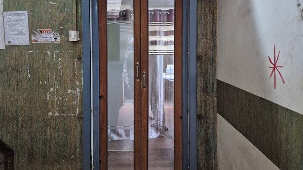 Una puerta con un letrero encima.