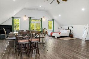 WiFi, bed sheets - Private Loft w/ Fire Pit Balcony + Free Tix (Fletcher)