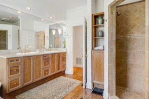 Shower, hair dryer, towels, shampoo - Luxury Estate w/ Pool, Hot Tub  Free Tix Sleeps 12 (Fletcher)