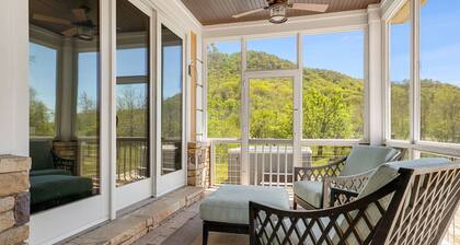 Luxury Estate w/ Pool, Hot Tub Free Tix Sleeps 12