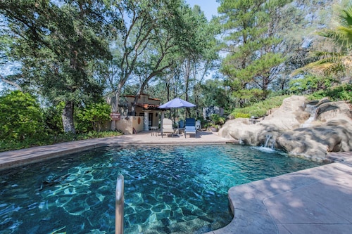 Wine Country Resort - Sleeps 19 - 7BRs, 7 Private BAs, Pool, Hot Tub
