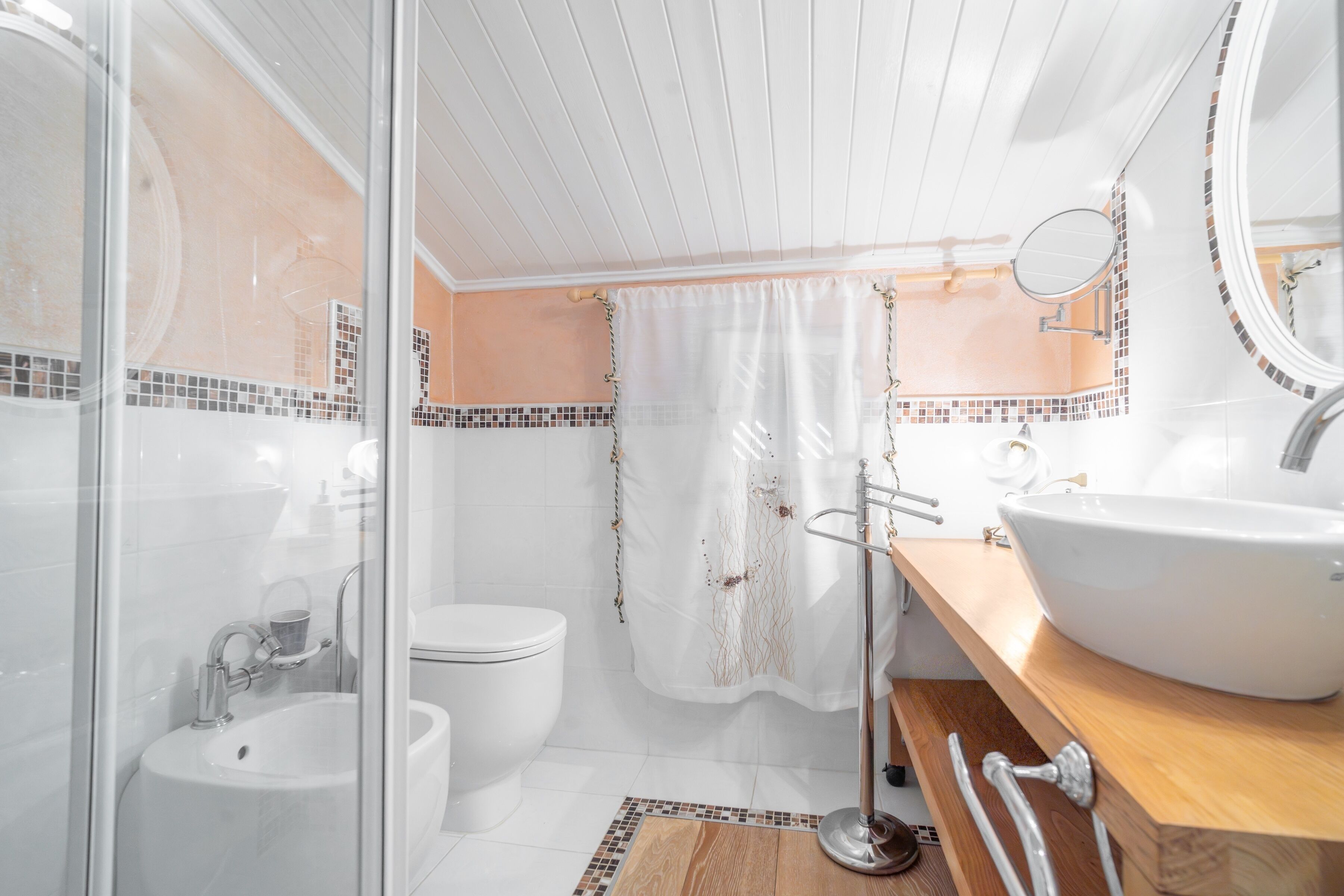Doccia, asciugacapelli, bidet, asciugamani