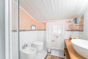 Doccia, asciugacapelli, bidet, asciugamani