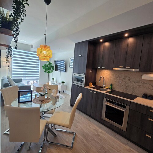 Luxury 1+Den w/ Parking | Downtown Toronto