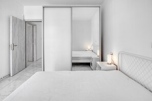 Tabla de planchar con plancha, internet y ropa de cama 
