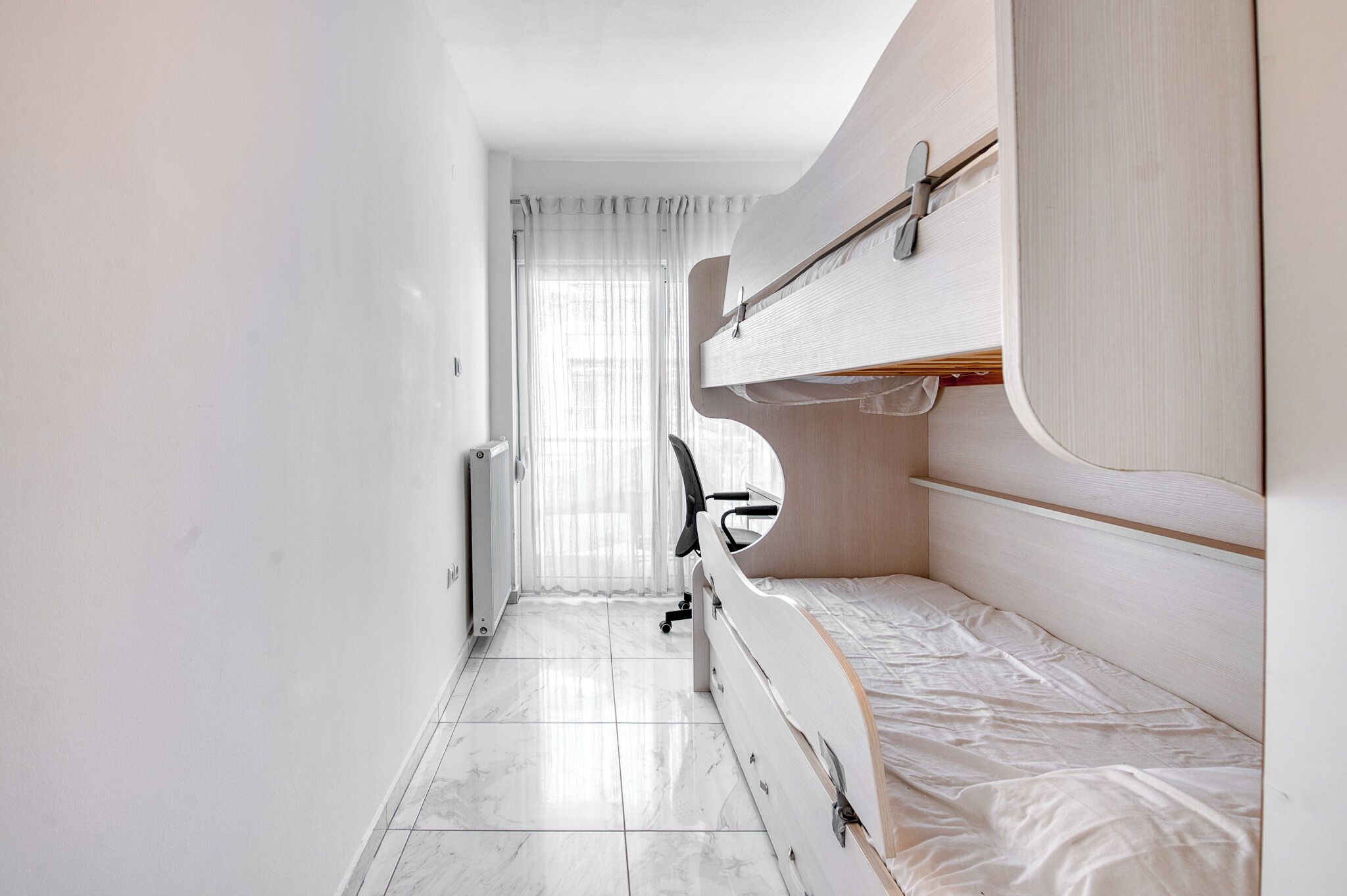2 chambres, bureau, fer et planche à repasser, accès au Wi-Fi (inclus)