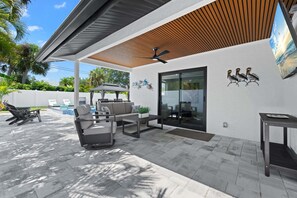 Terrace/patio - Ocean Cove Luxury Beach Home | Pool & Spa | Walk to Vanderbilt Beach (Naples)