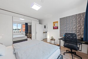 Schreibtisch, Bügeleisen/Bügelbrett, Reisekinderbett, kostenloses WLAN