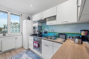 Kühlschrank, Mikrowelle, Ofen, Herdplatte