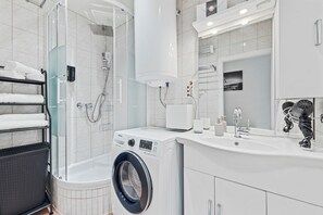Dusche, Haartrockner, Handtücher, Seife