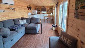 Cabin, 1 Bedroom, Balcony, Lake View | Ruang tamu | Buku-buku