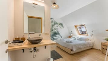 Economy Double Room, Garden View | Bathroom