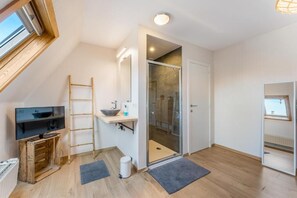 Standaard tweepersoonskamer, uitzicht op park | Badkamer