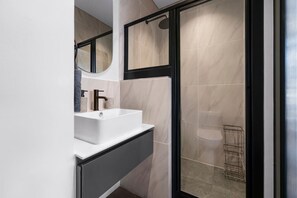 Hair dryer, towels, shampoo, toilet paper - Chic Valour studio in De Waterkant (Cape Town)