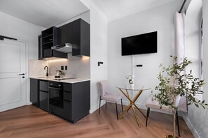 Fridge, microwave, oven, stovetop - Chic Valour studio in De Waterkant (Cape Town)