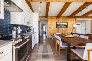 Fridge, microwave, oven, stovetop - Mountainside Top Floor Condo - Treetops Lionshead (Vail)