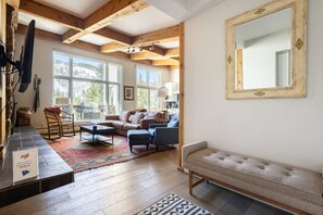 TV, fireplace - Mountainside Top Floor Condo - Treetops Lionshead (Vail)