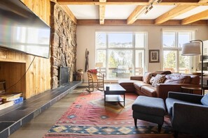 TV, fireplace - Mountainside Top Floor Condo - Treetops Lionshead (Vail)