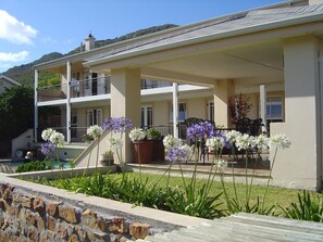 Outdoor dining - Lifestyle Apartment with Pool & Views (Cape Town)