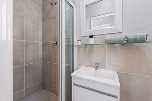 Hair dryer, towels, soap, shampoo - Little Daisy Apartment in Tamboerskloof (Cape Town)