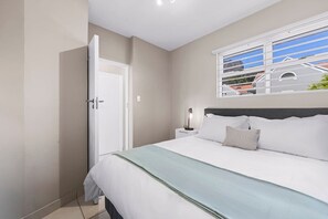 Desk, iron/ironing board, free WiFi, bed sheets - Little Daisy Apartment in Tamboerskloof (Cape Town)