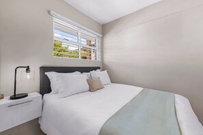 Desk, iron/ironing board, free WiFi, bed sheets - Little Daisy Apartment in Tamboerskloof (Cape Town)