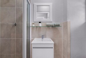 Hair dryer, towels, soap, shampoo - Little Daisy Apartment in Tamboerskloof (Cape Town)