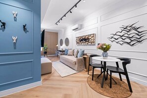 Smart TV, stereo - Valour Suite in De Waterkant (Cape Town)