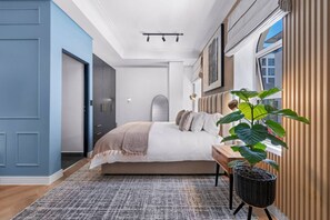 Escritorio, tabla de planchar con plancha, wifi gratis y ropa de cama 