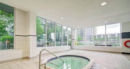 Square One Luxury Condo Pool Hot Tub Skyline Views
