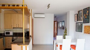 Apartment, 2 Bedrooms, Terrace, Ocean View | Ruang makan