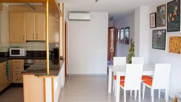 Apartment, 2 Bedrooms, Terrace, Ocean View | Dining room