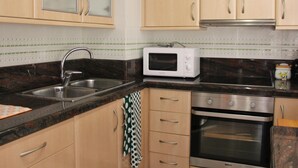 Apartment, 2 Bedrooms, Terrace, Ocean View | Bahagian dalam